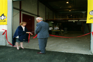 Bilde av Fylkesmann Mona Røkke og Odd Gleditch Jr. Fra innvielsen av malingfabrikken på Vindal i august 1991